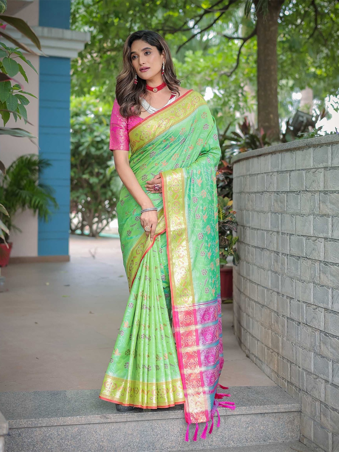 

Kandora Woven Design Zari Pure Silk Banarasi Saree, Green