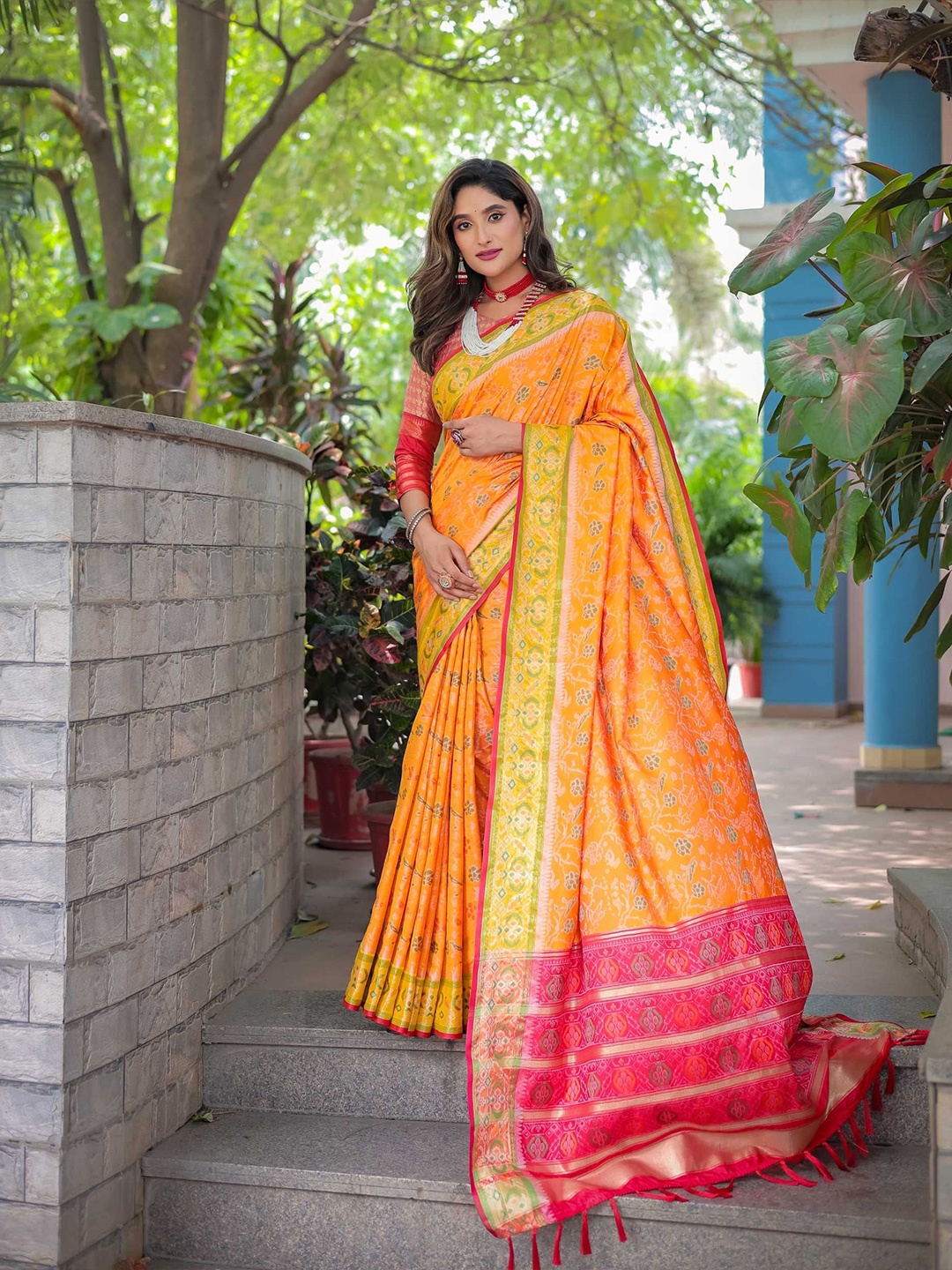 

Kandora Woven Design Zari Pure Silk Banarasi Saree, Yellow