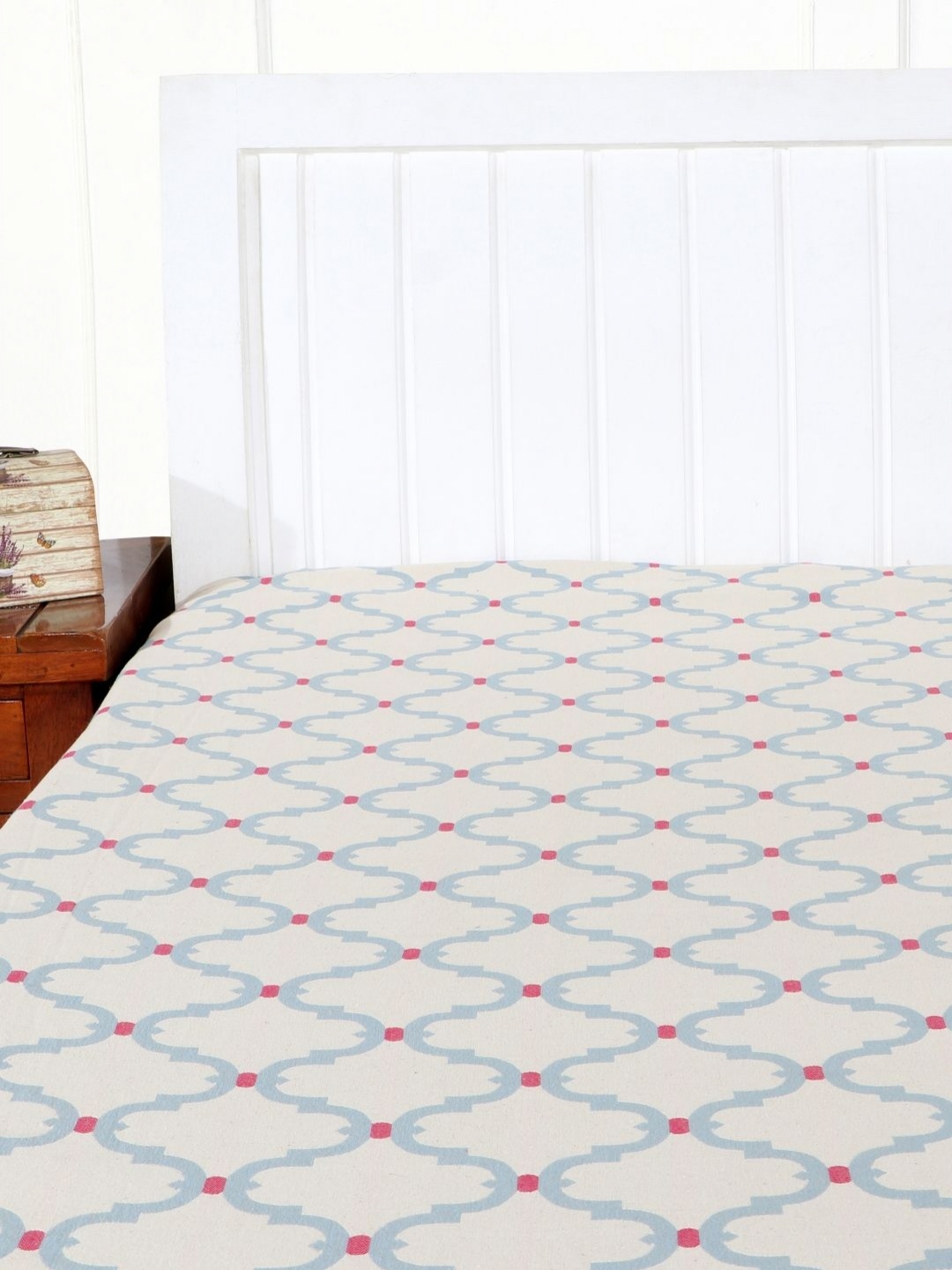 

Soumya White & Blue Geometric Pure Cotton Double King Bed Cover