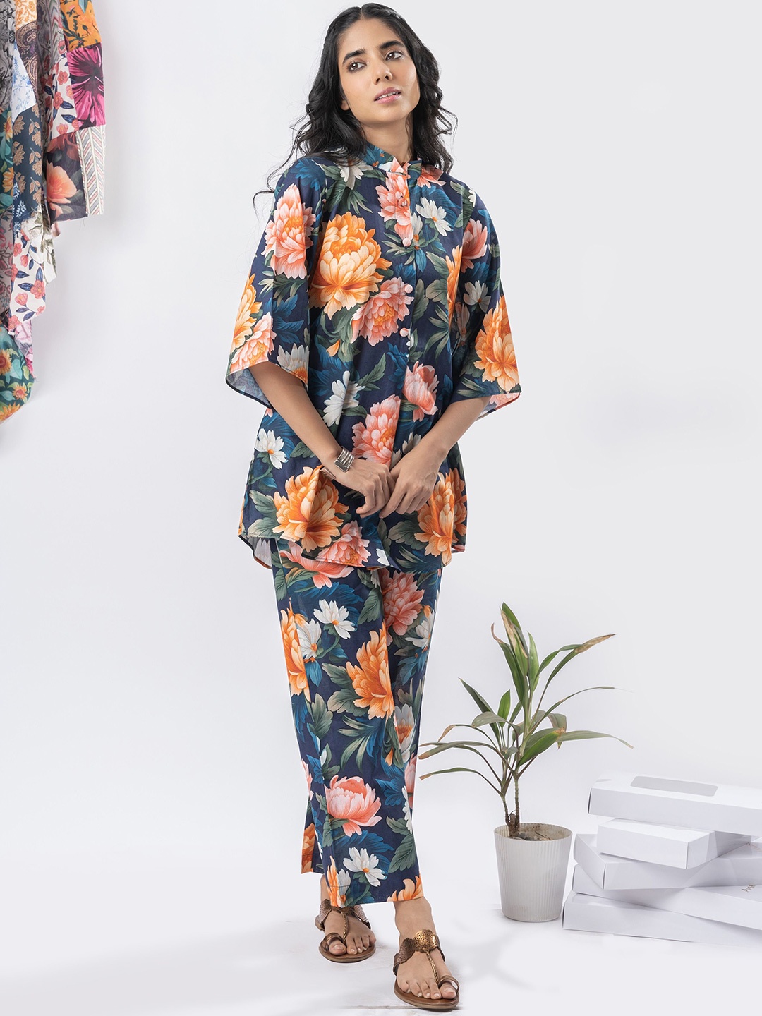 

GULABOSITABO Floral Printed Mandarin Collar Three-Quarter Sleeves Pure Cotton Top, Navy blue