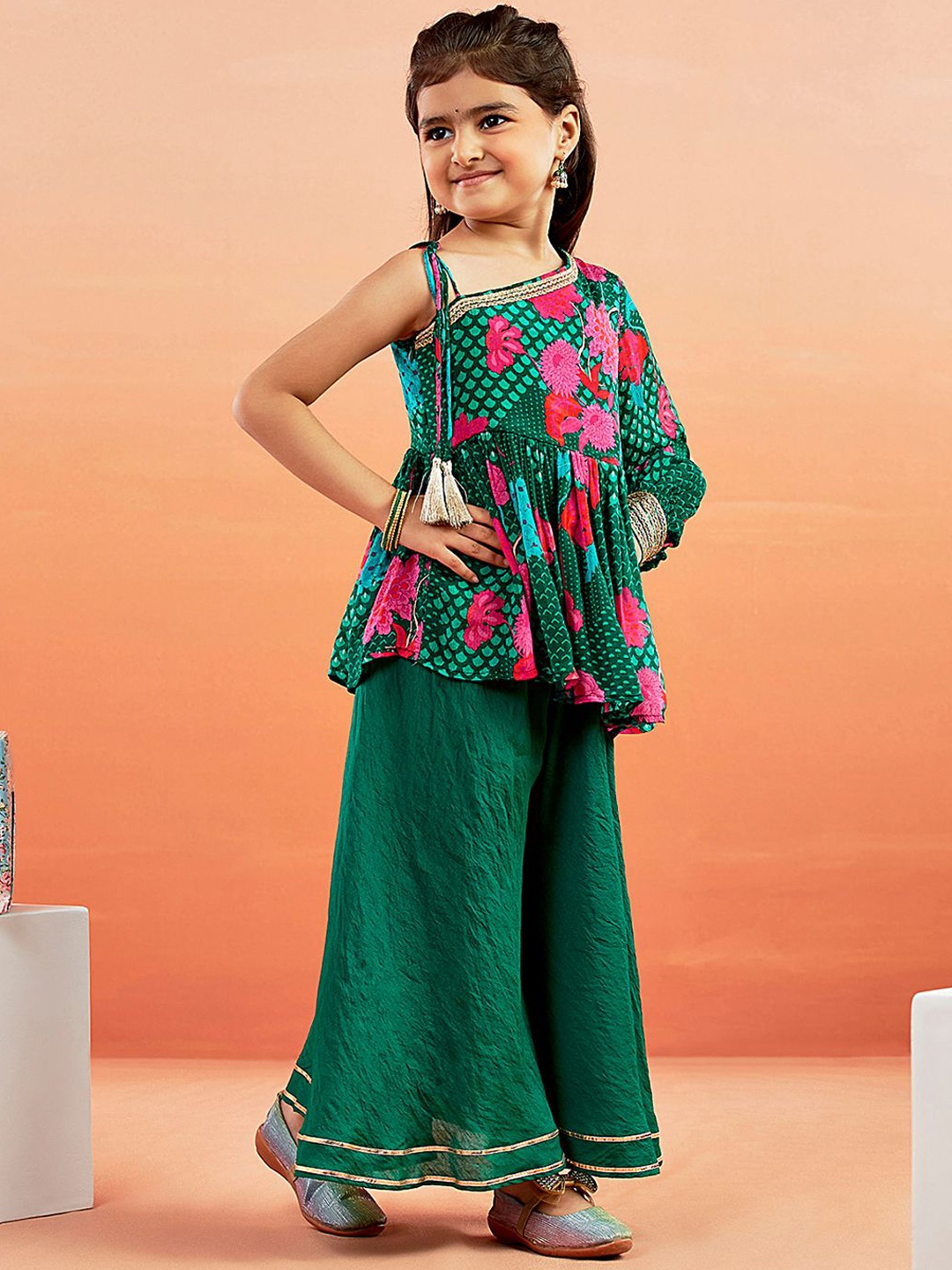 

VASTRAMAY Girls Floral Printed One Shoulder Gotta Patti Anarkali Kurti With Palazzos, Green