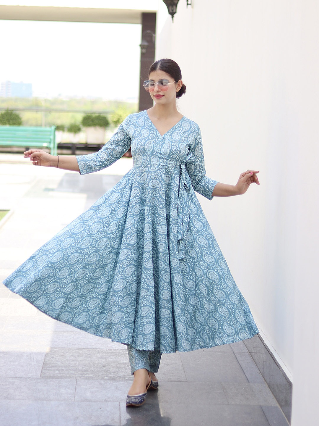 

GAYRAA Women Paisley Printed Regular Pure Cotton Kurta with Trousers, Blue