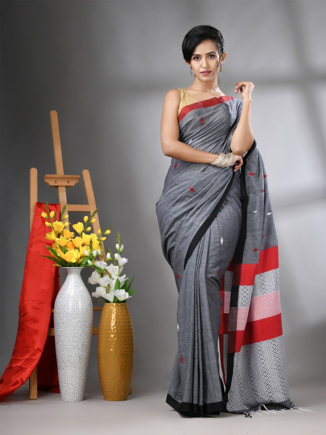 

Charukriti Ethnic Motifs Pure Cotton Saree, Grey