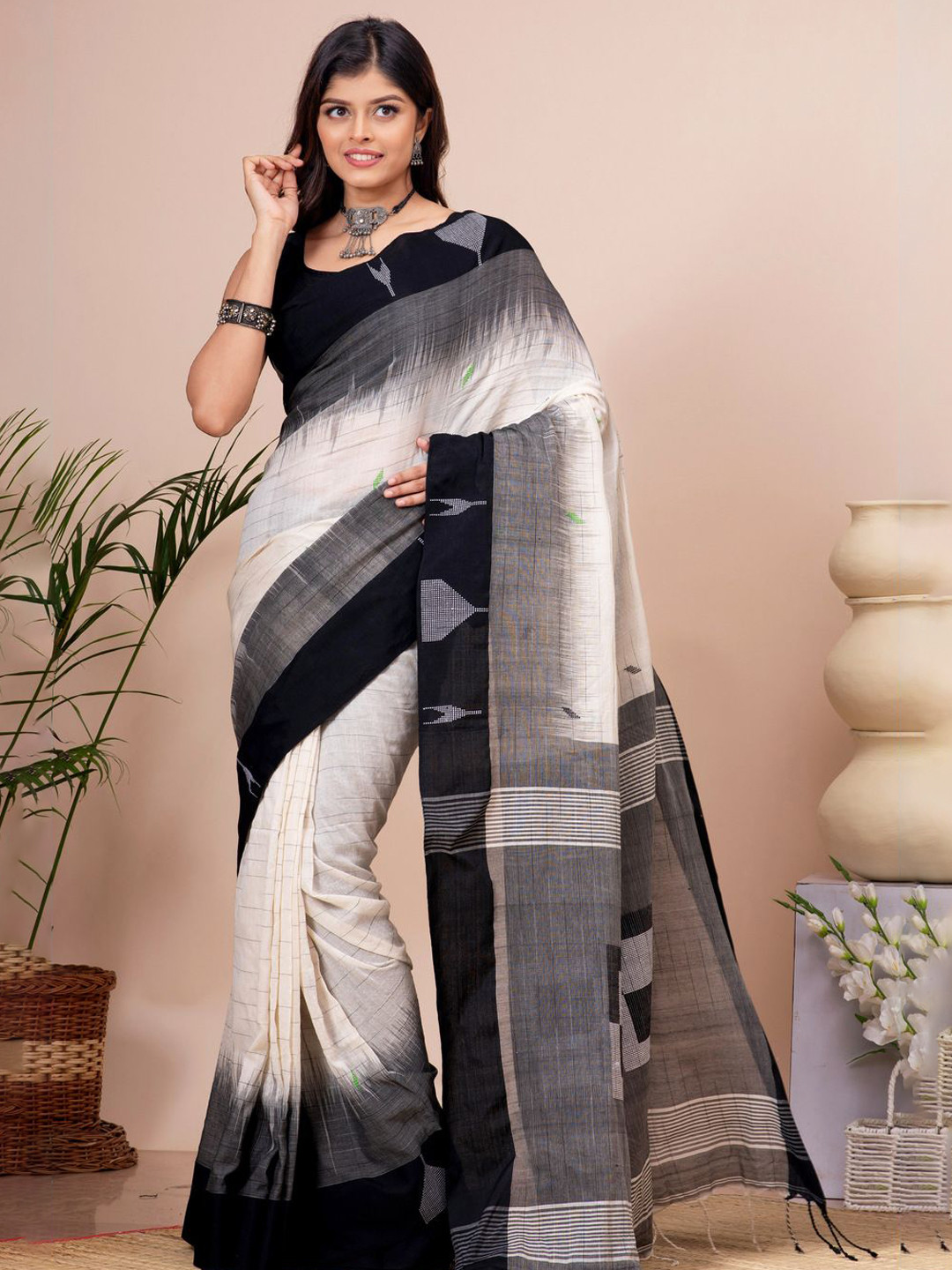 

Crochetin Woven Design Saree, White
