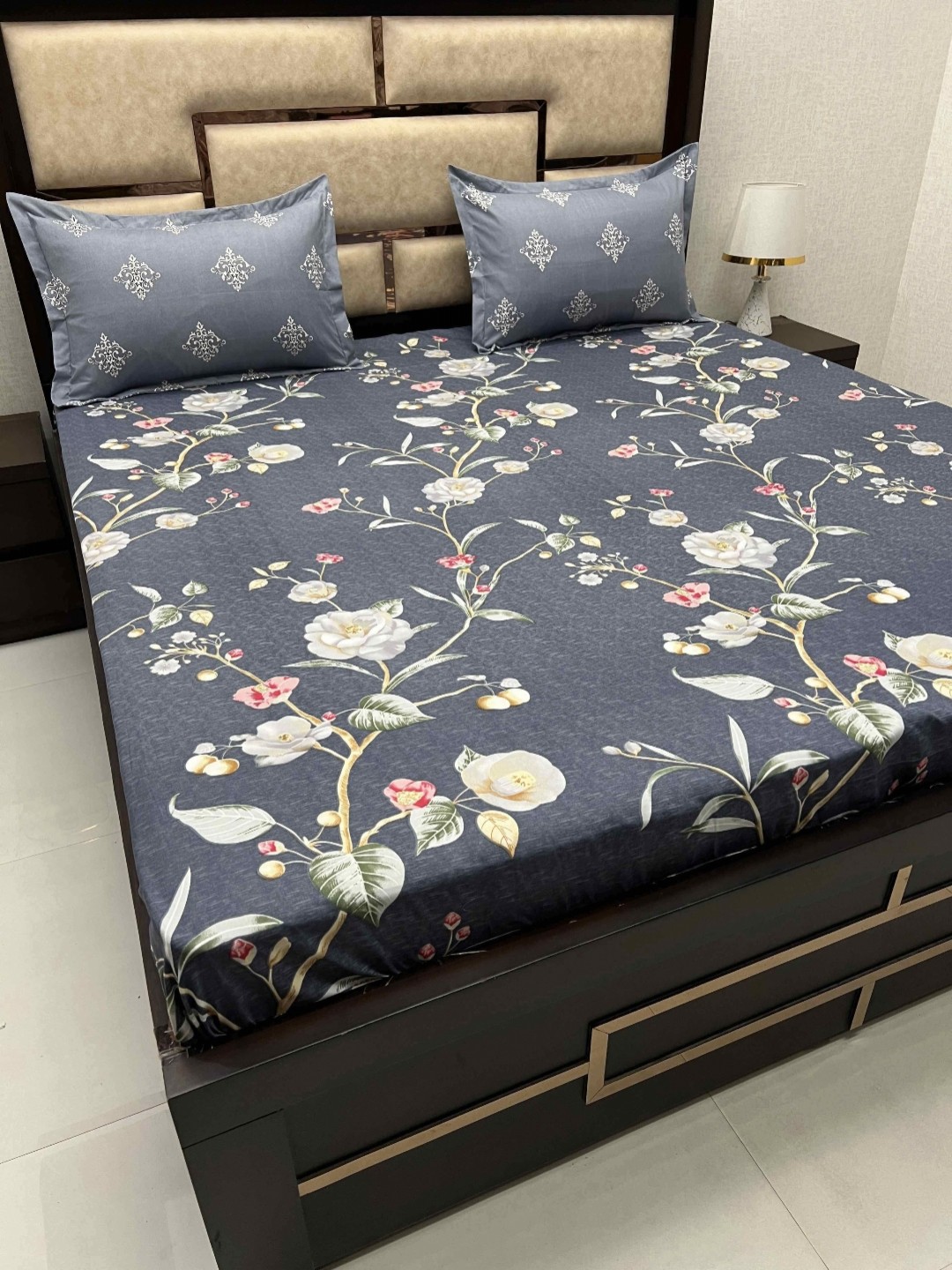 

Pure Decor Manor Grey & Red Floral Printed 260 TC King Bedsheet With 2 Pillow Covers