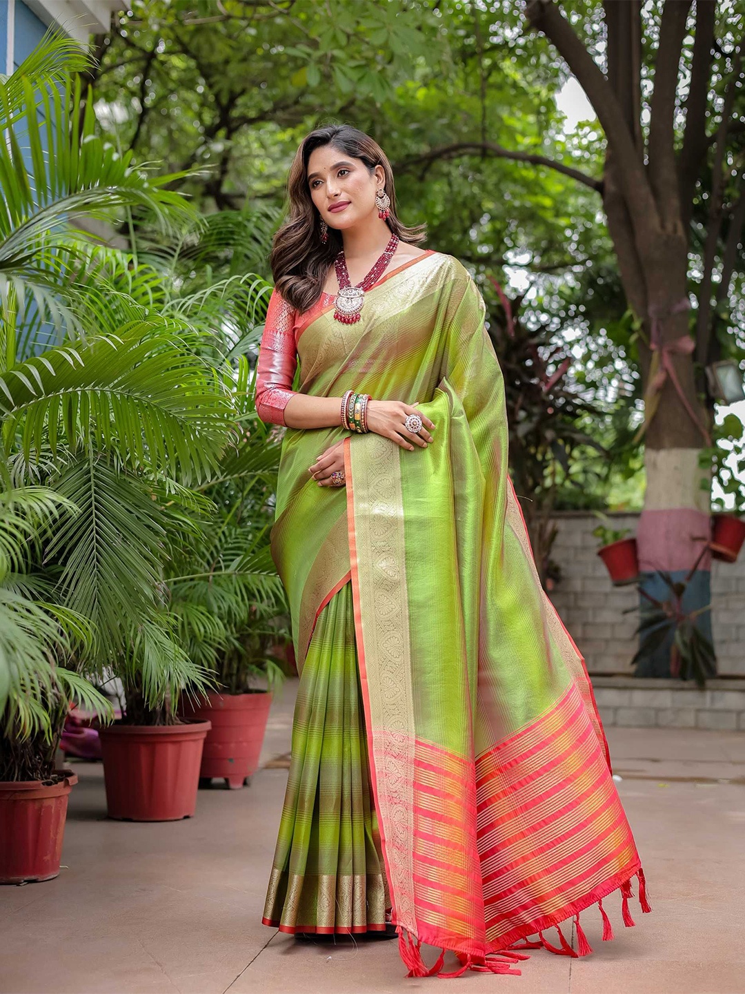 

Kandora Woven Design Zari Pure Silk Banarasi Saree, Green