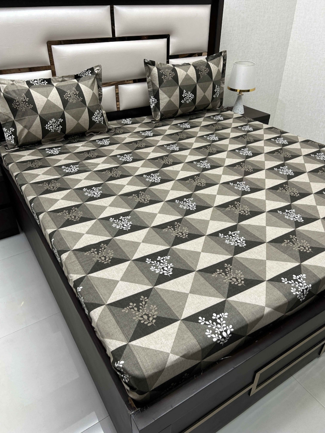 

Pure Decor Velar Sib Brown & White Geometric Printed Cotton King Bedsheet Set