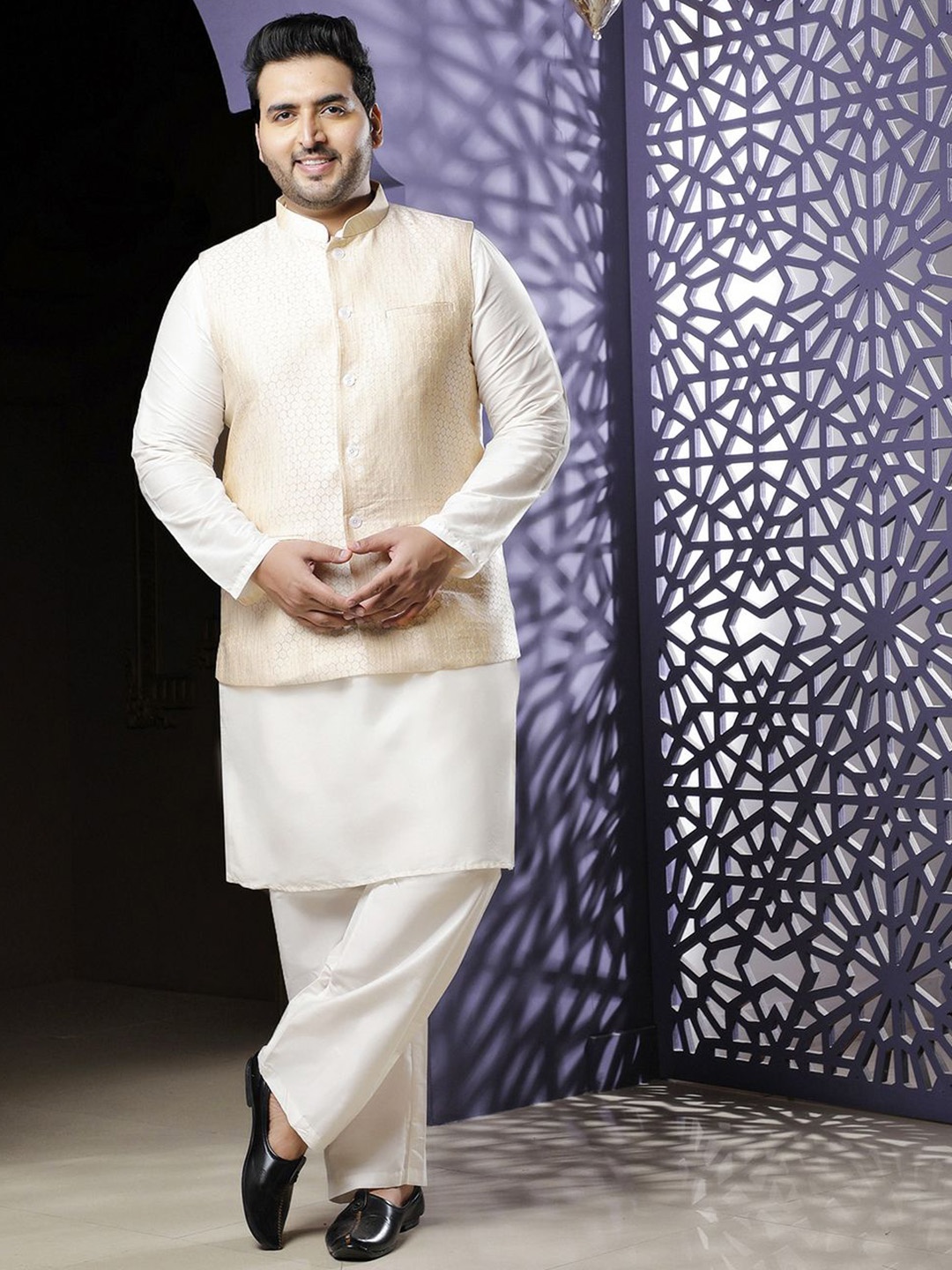 

Sztori Plus Size Mandarin Collar Straight Kurta with Pyjamas & Nehru Jacket, Cream
