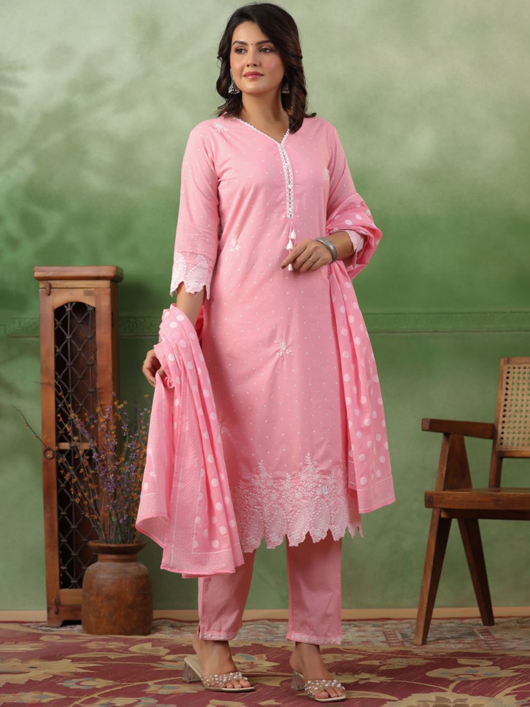 

Kiana House Of Fashion Ethnic Motifs Embroidered Thread Work Pure Cotton Kurta Set, Pink