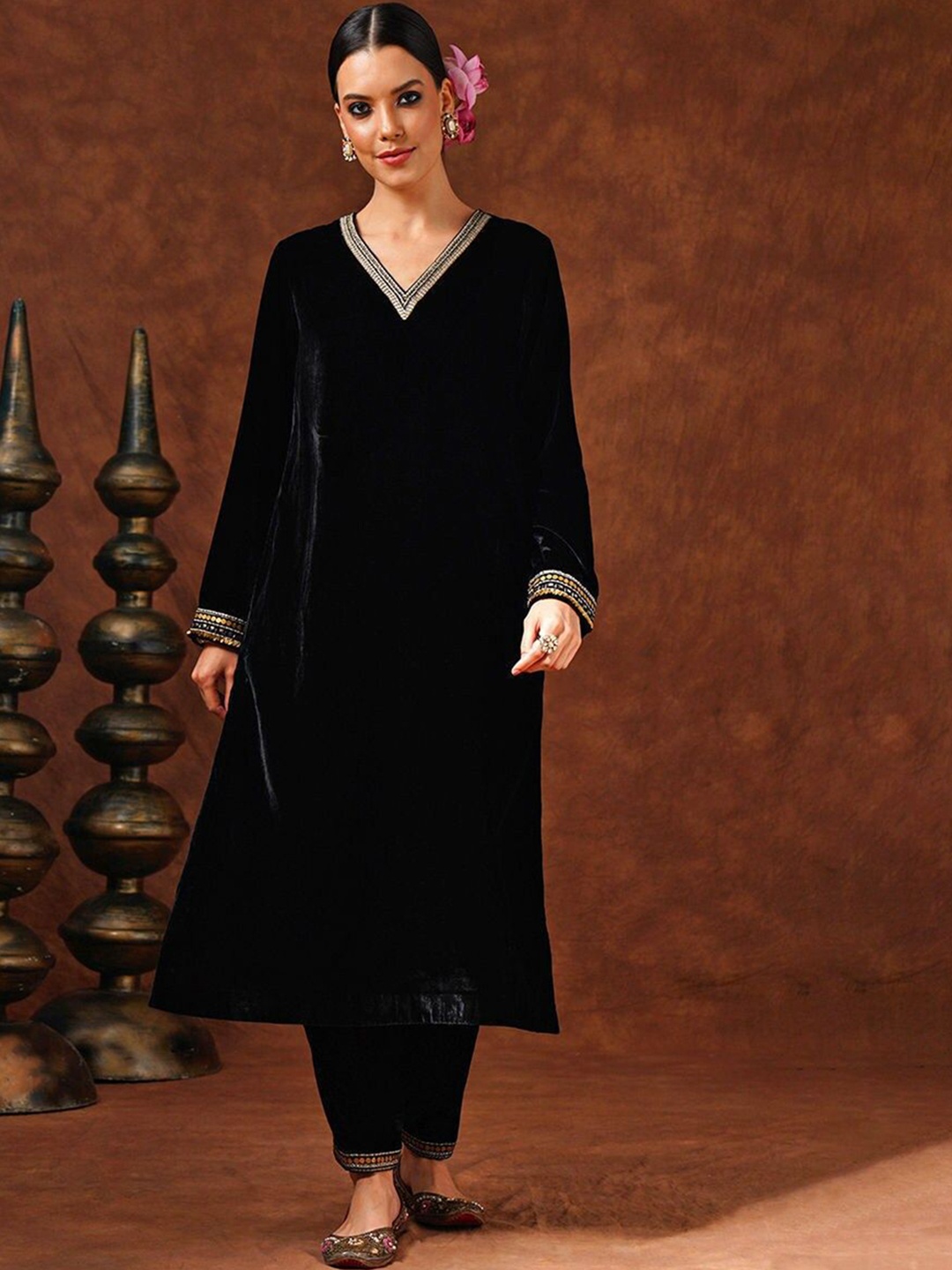 

JAYPORE Ethnic Motifs Embroidered Velvet Kurta, Black