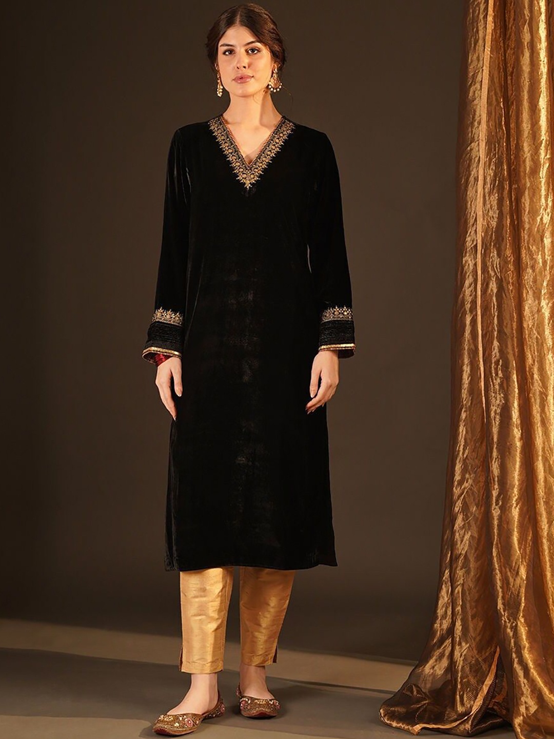 

JAYPORE V-Neck Sequinned Velvet A-Line Kurta, Black