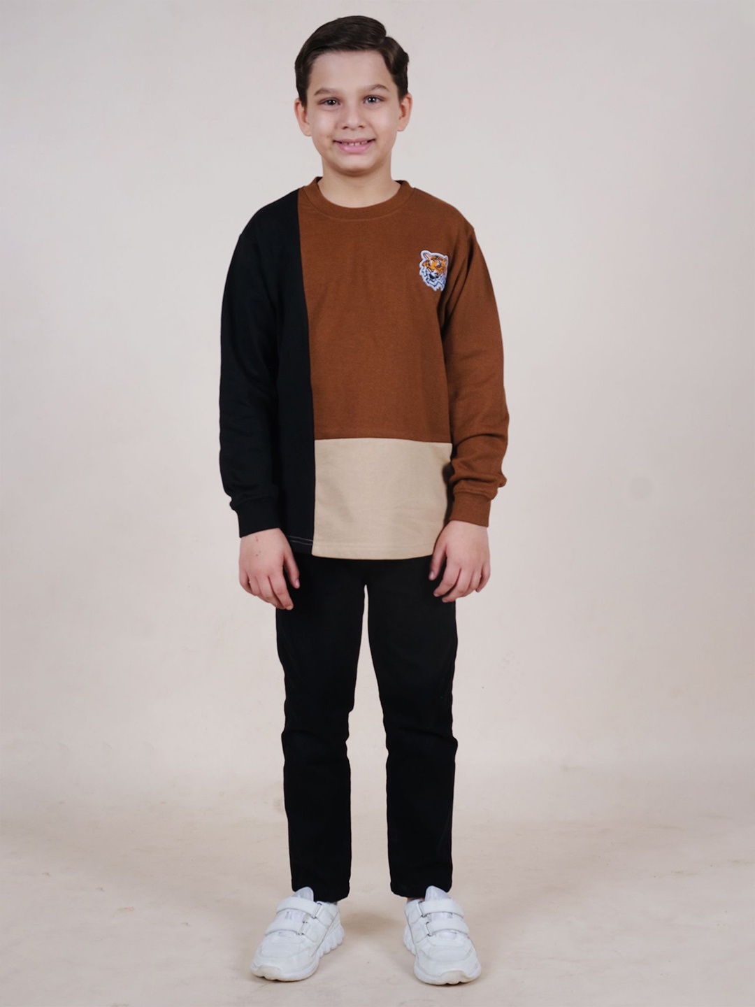 

KiddoPanti Boys Round Neck Colourblocked Sweatshirt with Jeans, Brown