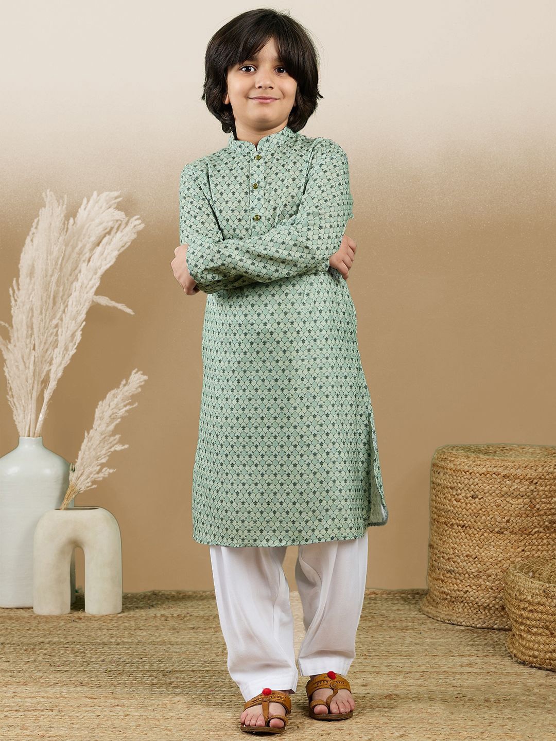 

Here&Now X Sanwara Boys Floral Printed Mandarin Collar Straight Kurta With Patiala, Green