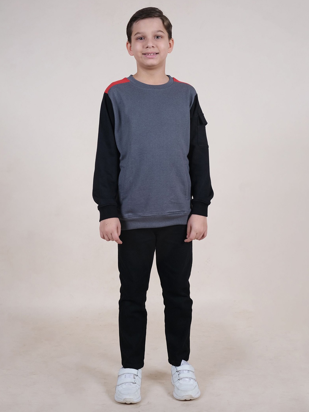 

KiddoPanti Boys Round Neck Colourblocked Sweatshirt and Jeans, Grey