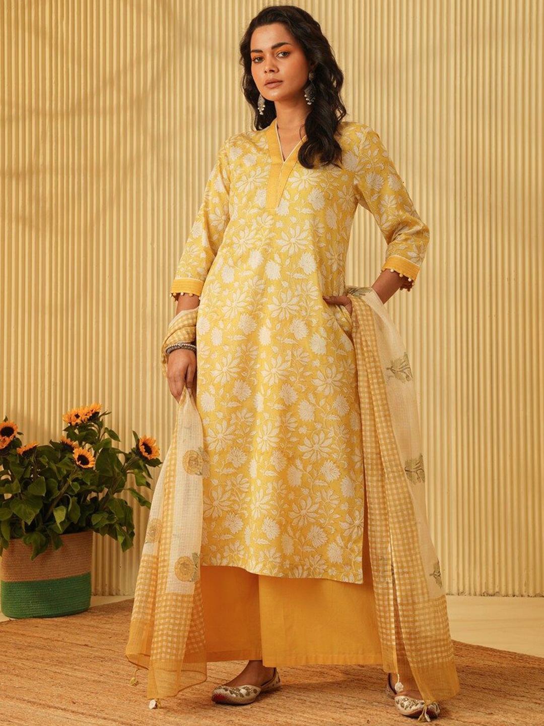 

JAYPORE Floral Printed V-Neck Straight Kurta, Yellow