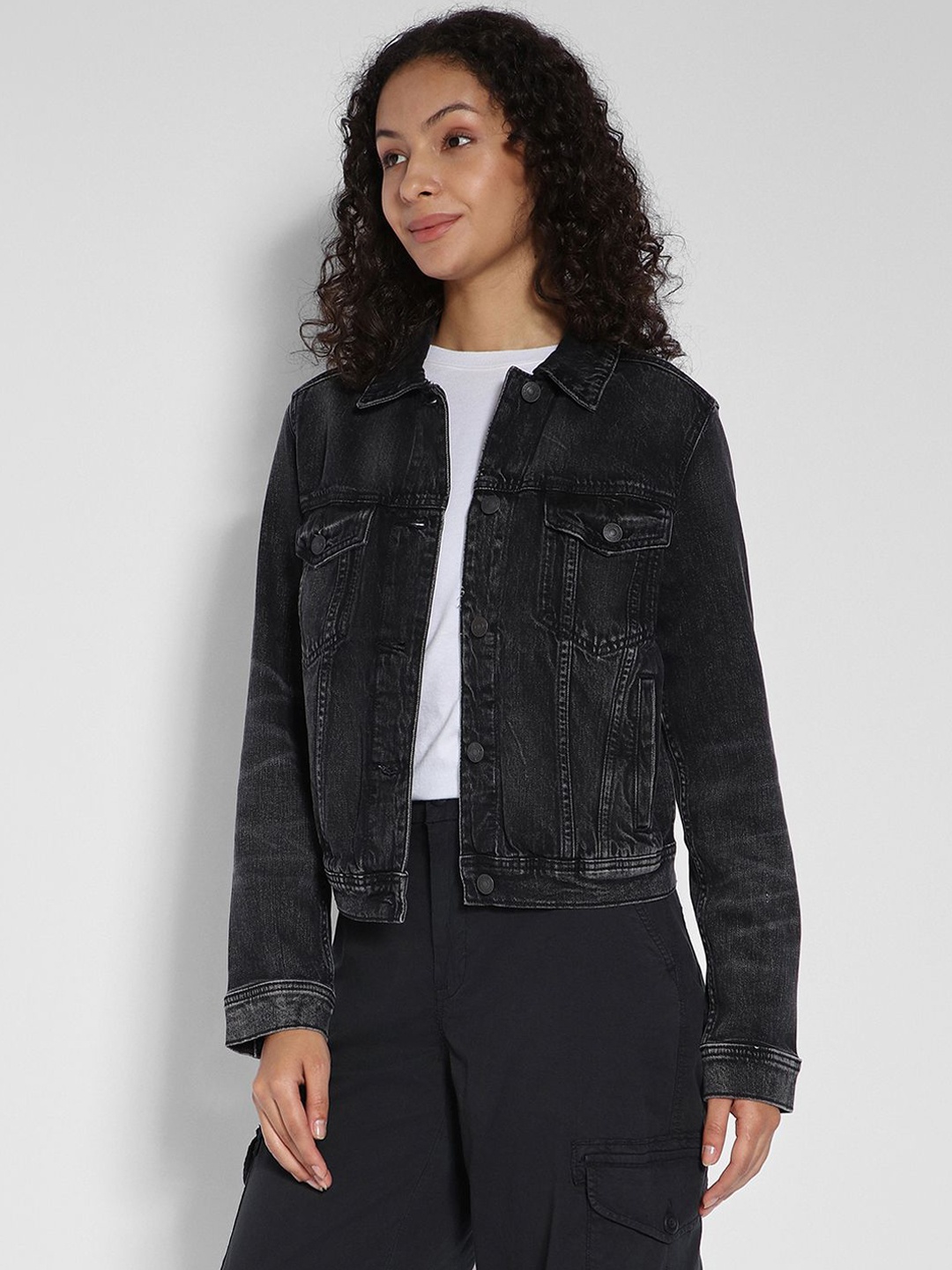 

AMERICAN EAGLE OUTFITTERS Women Spread Collar Long Sleeves Denim Jacket, Black