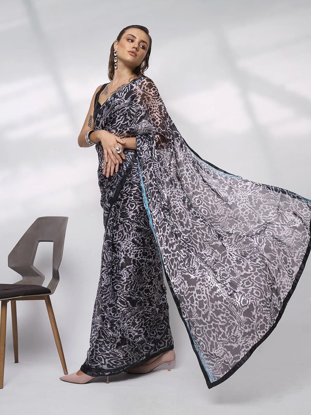 

Kalista Abstract Printed Organza Ready to Wear Saree, Black