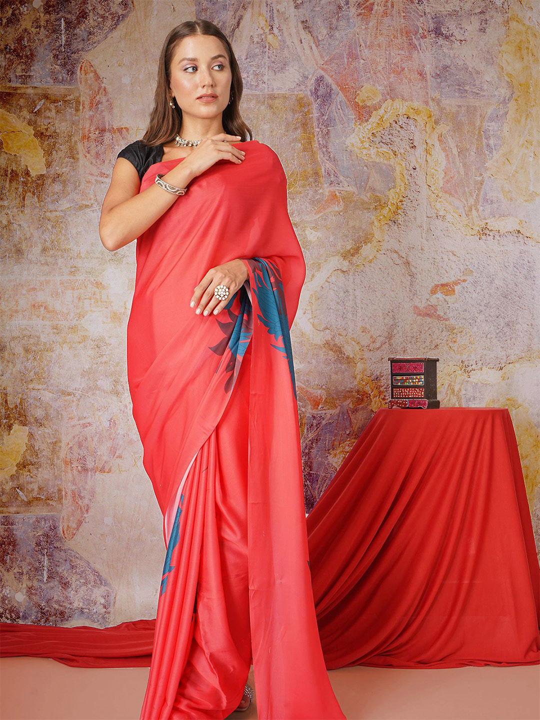 

Studd Muffyn Floral Printed Saree, Red