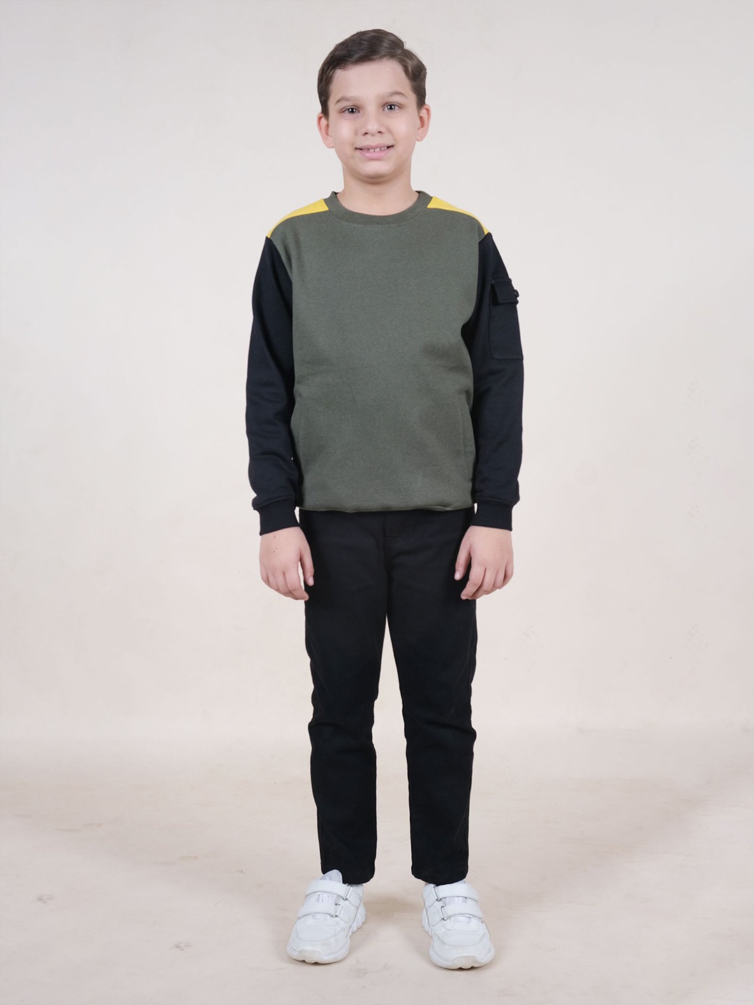 

KiddoPanti Boys Round Neck Colourblocked Sweatshirt and Jeans, Green
