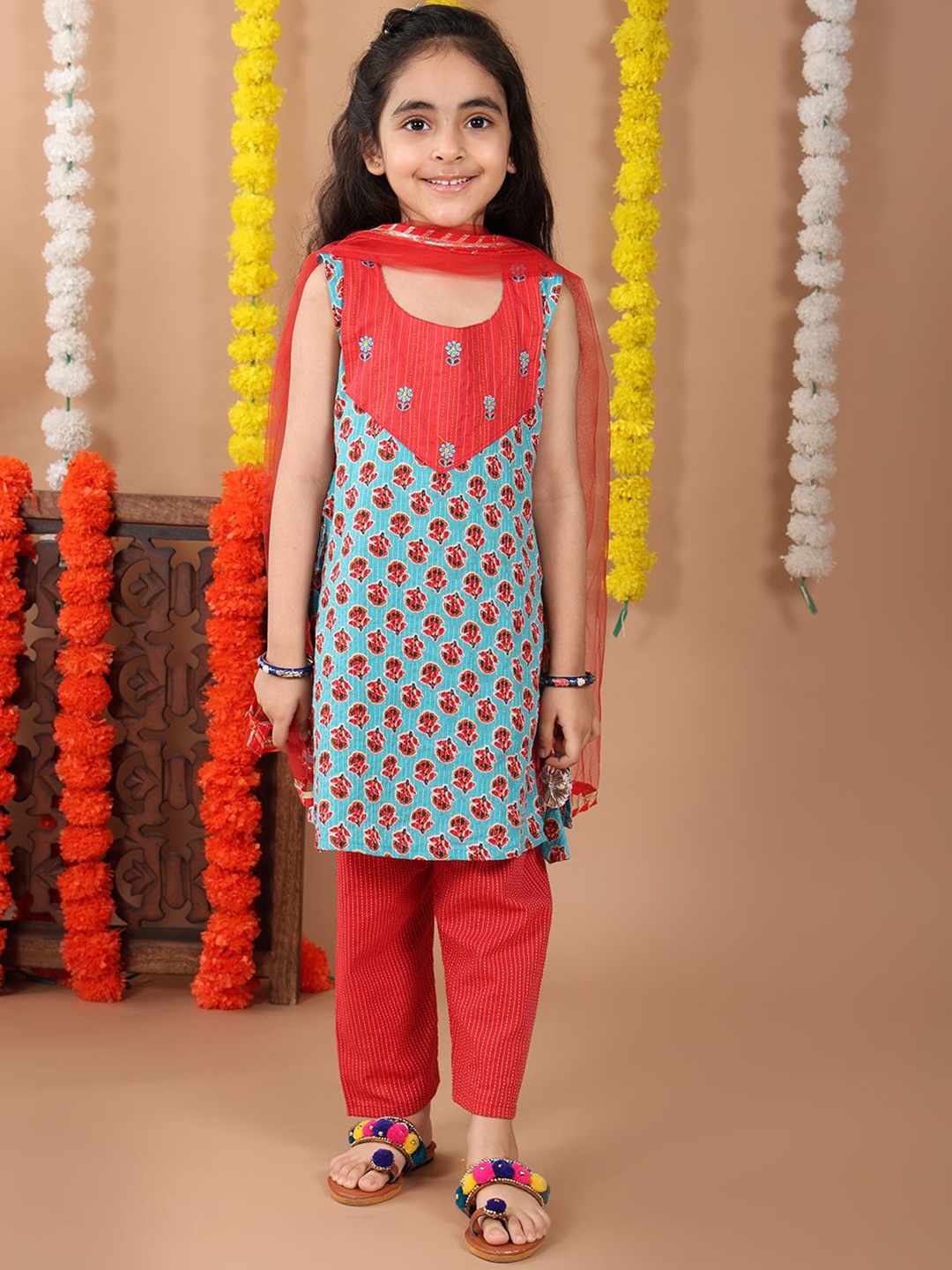 

Here&Now X Kinder Kids Girls Floral Printed Regular Pure Cotton Kurta with Trousers & With Dupatta, Blue