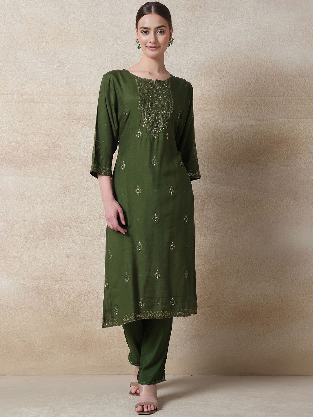 

Rang by Indya Floral Embroidered Beads & Stones Straight Kurta with Trousers & Dupatta, Green