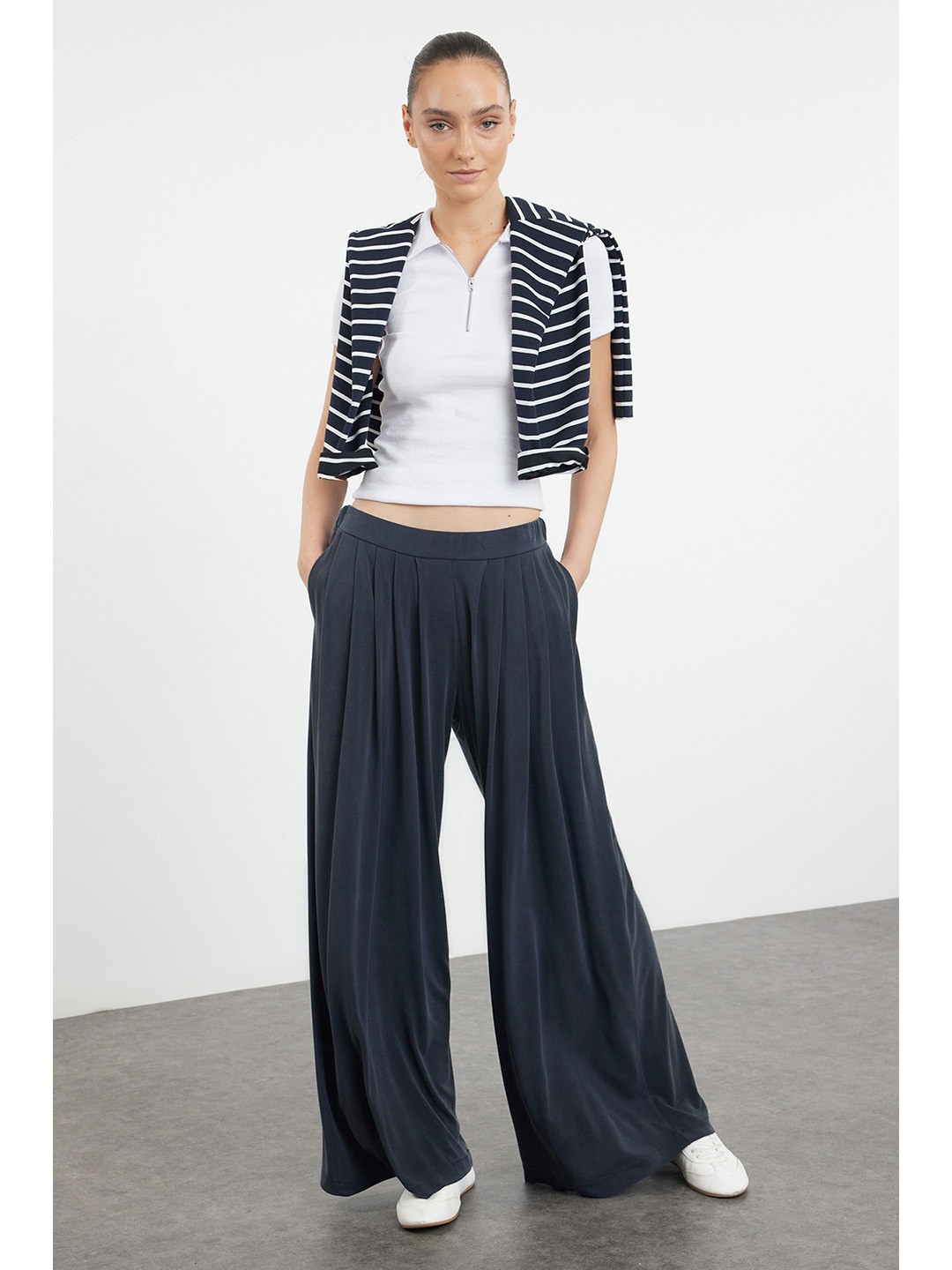 

Trendyol Women Pleated Trousers, Na
