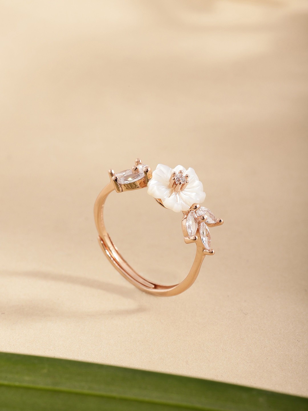 

DIAVO 925 Sterling Silver Rhodium Plated Cubic Zirconia Dazzling Daisy Ring, Rose gold