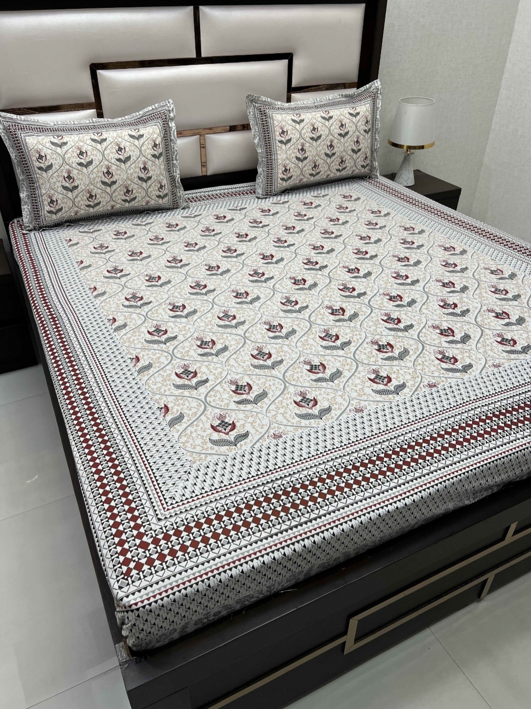 

Pure Decor White & Maroon Printed 230 TC Pure Cotton Super King Bedsheet & 2 Pillow Covers