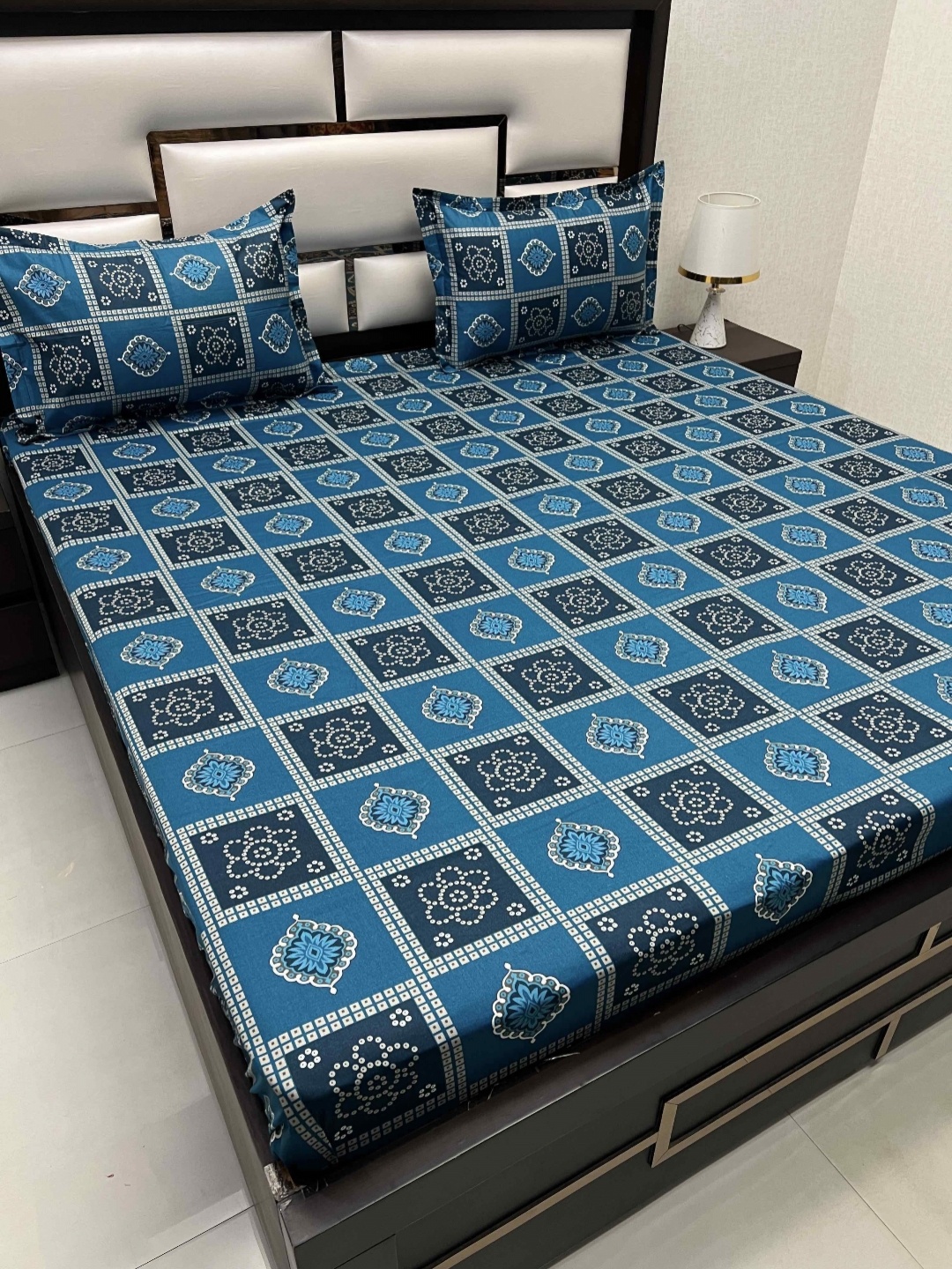 

Pure Decor Blue & White Printed 220 TC Pure Cotton King Bedsheet with 2 Pillow Covers