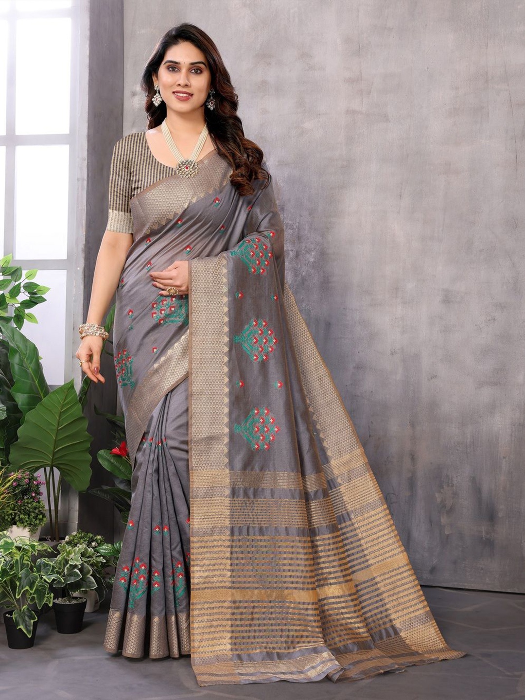 

Sidhidata Floral Embroidered Kanjeevaram Saree, Grey