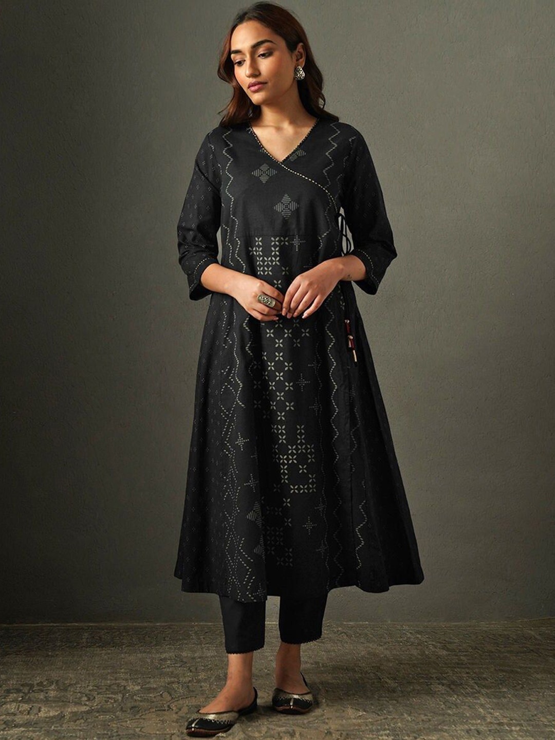 

JAYPORE Floral Printed V-Neck Angrakha Pure Cotton A-Line Kurta, Black