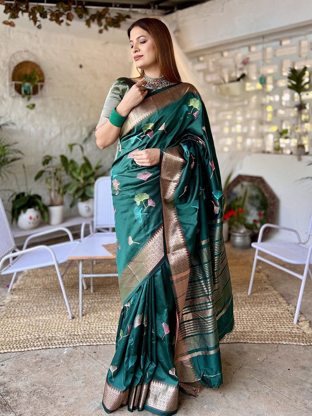 

KAVINDI Floral Embroidered Silk Cotton Saree, Green