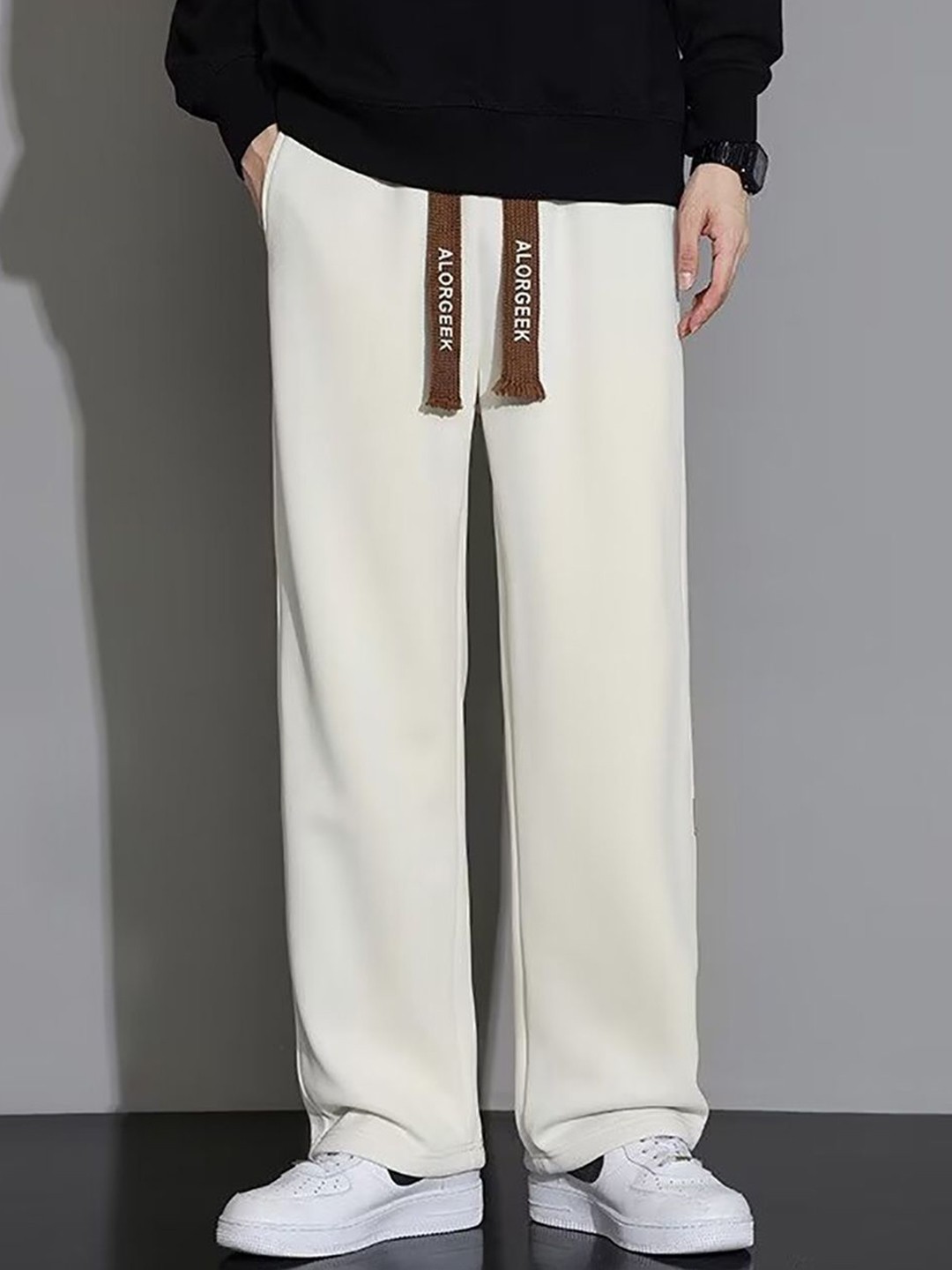 

StyleCast x Revolte Men Solid Straight Fit Easy Wash Trousers, White