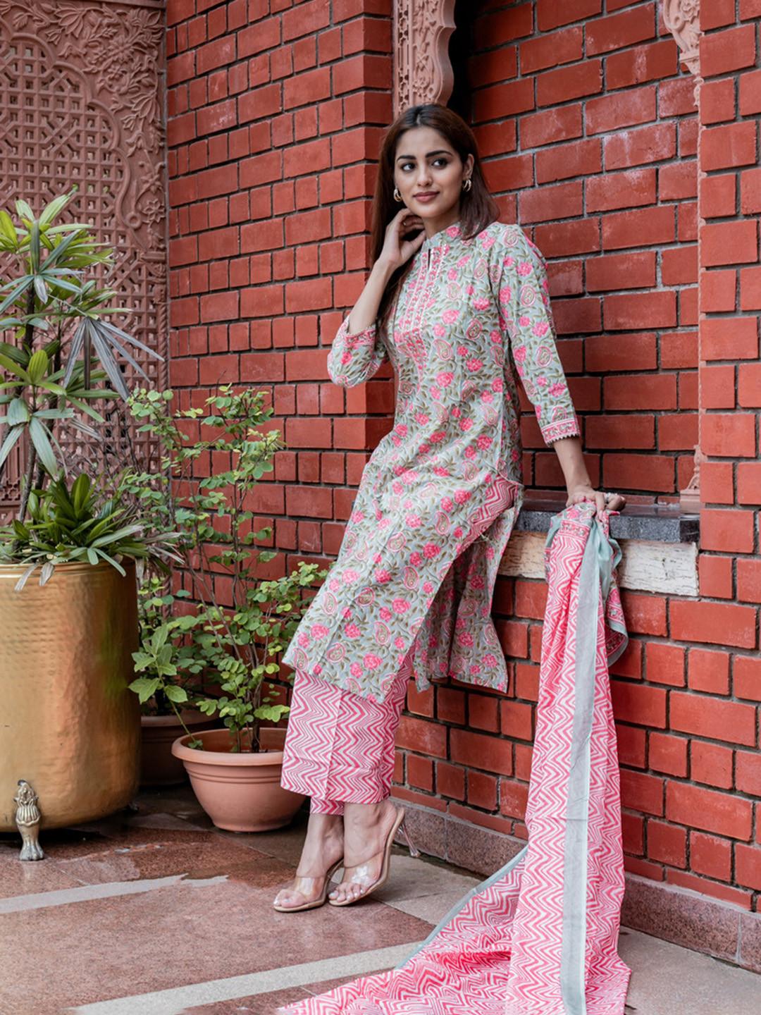 

Angvarnika Floral Printed Pure Cotton Straight Kurta & Trousers With Dupatta, Green