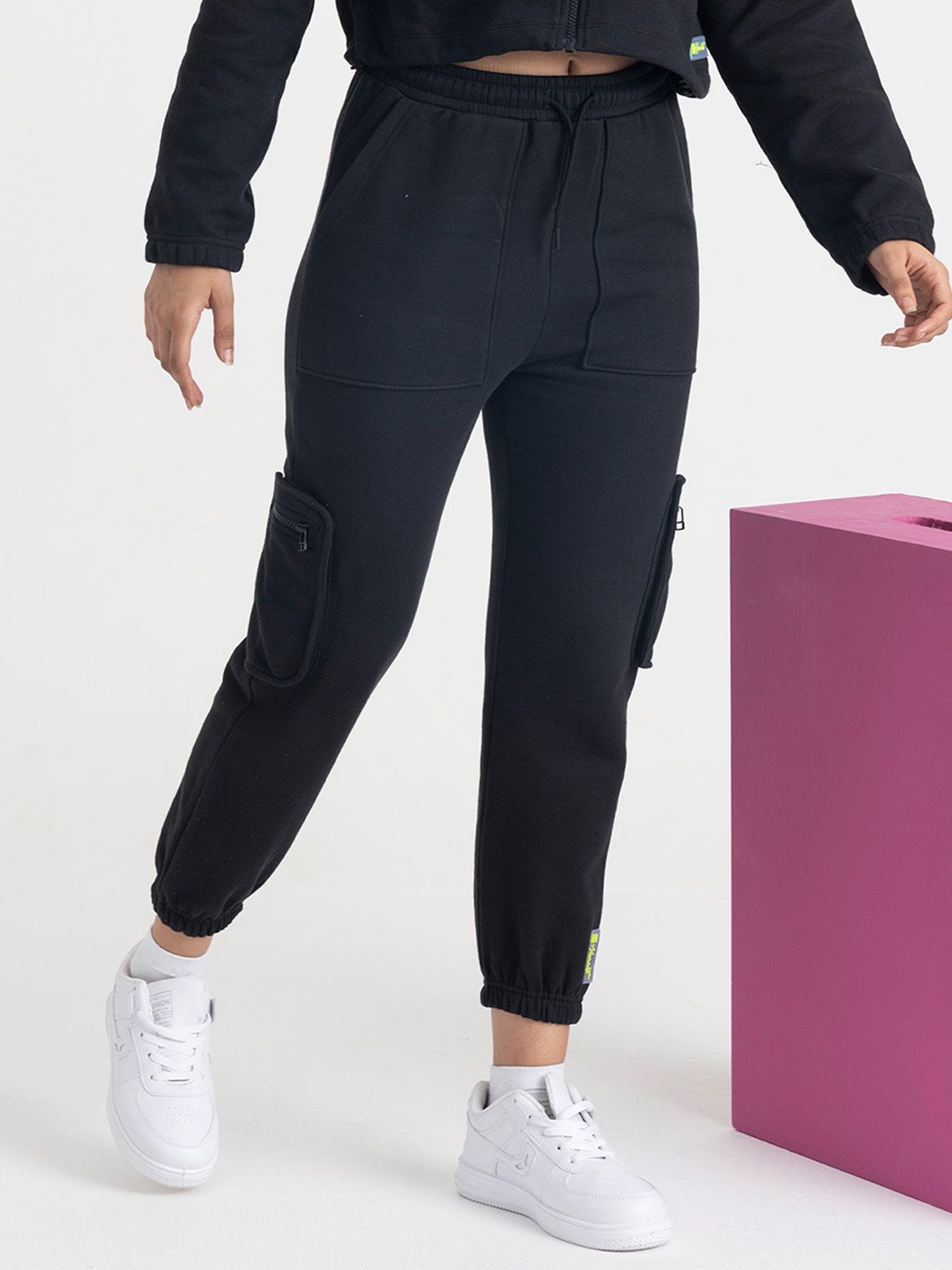

Hunnit Mid Rise Baggy Cargo Pants with Pockets, Black