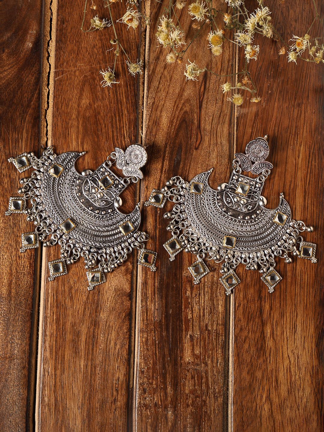 

VENI 92.5 Silver-Plated Oxidised Stone Studded Drop Earrings