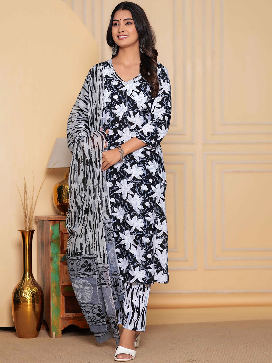 

YUSRA Floral Printed Gotta Patti V-Neck Straight Kurta with Trousers & Dupatta, Black
