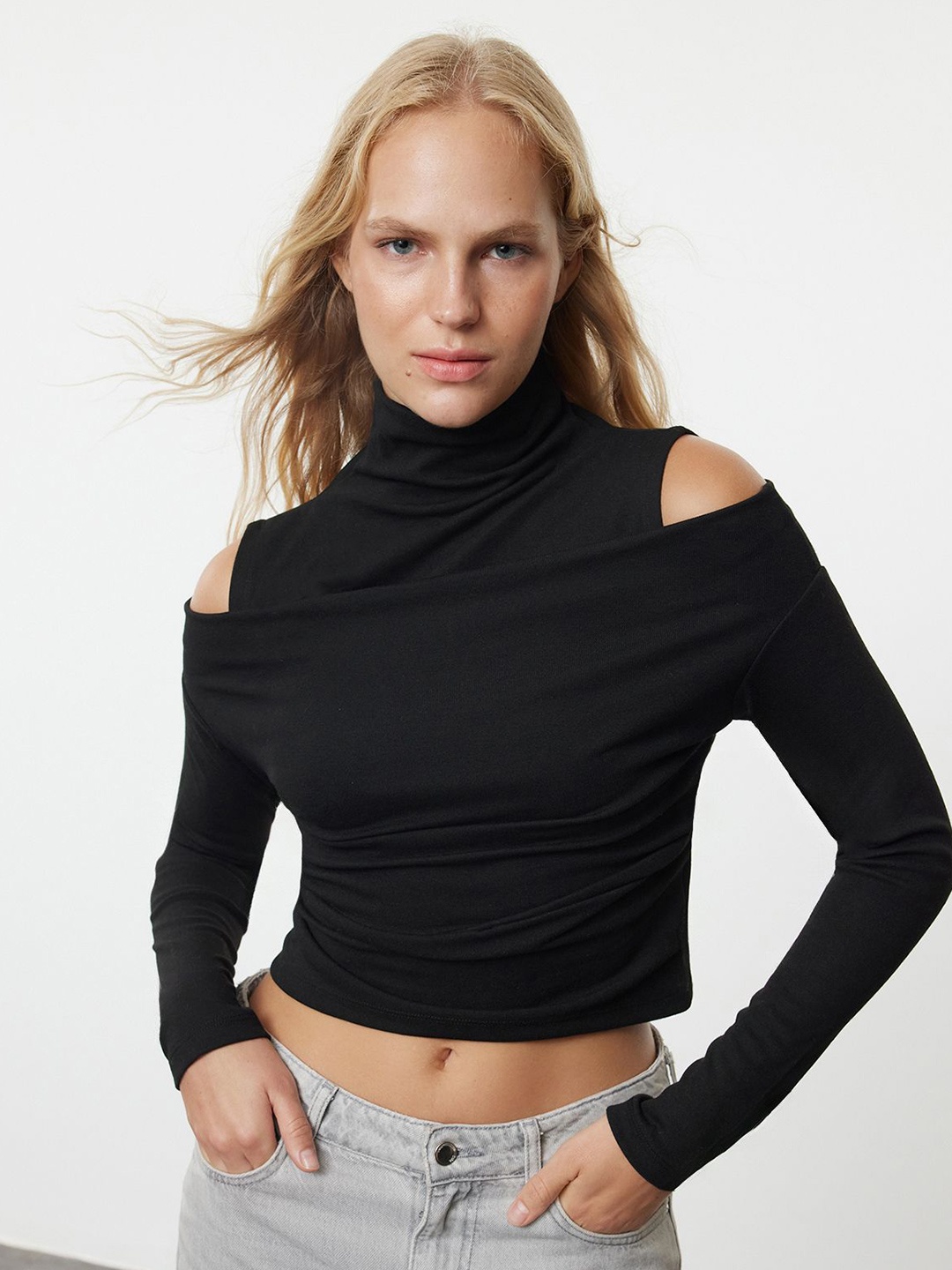 

Trendyol Cold-Shoulder Crop Top, Na