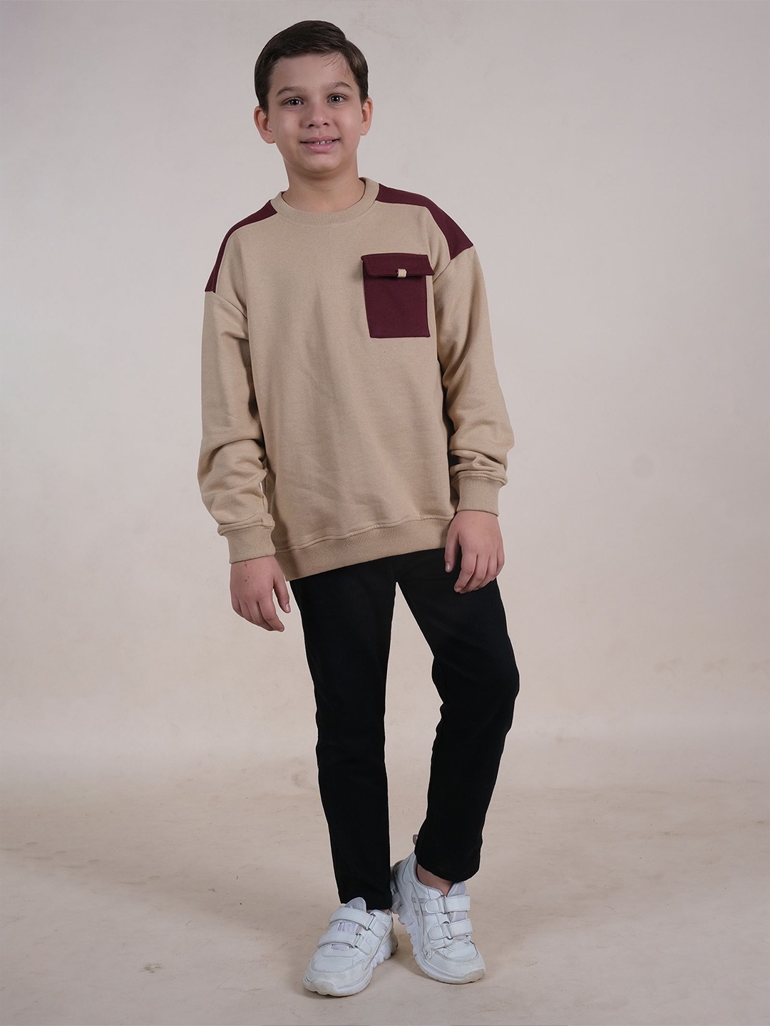 

KiddoPanti Boys Colourblocked Sweatshirt With Jeans, Beige