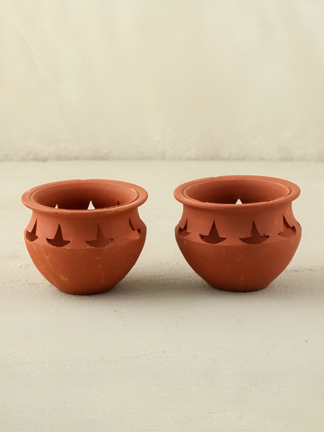 

Eyaas Brown 2 Pieces Terracotta Matka Diyas