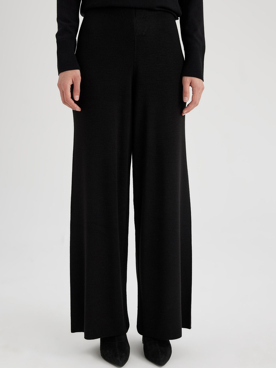 

DeFacto Women Solid Mid-Rise Trousers, Black