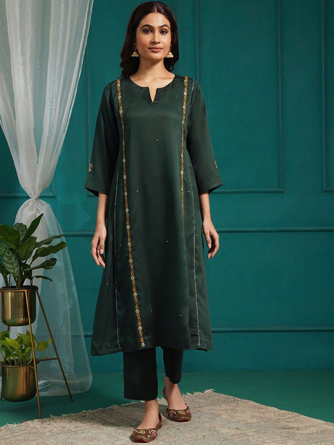 

JAYPORE Ethnic Motifs Embroidered Straight Thread Work Kurta with Trousers, Green