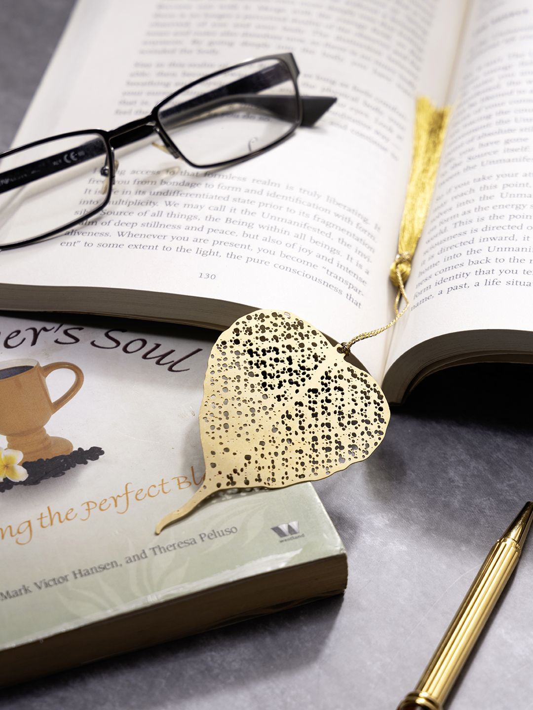

DULI Gold Toned Leaf Designed Brass Bookmark