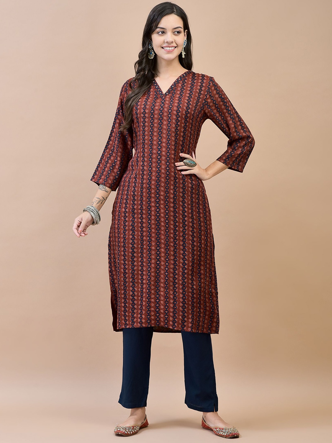 

Shree Geometric Printed Sequinned V-Neck Straight Kurta, Maroon
