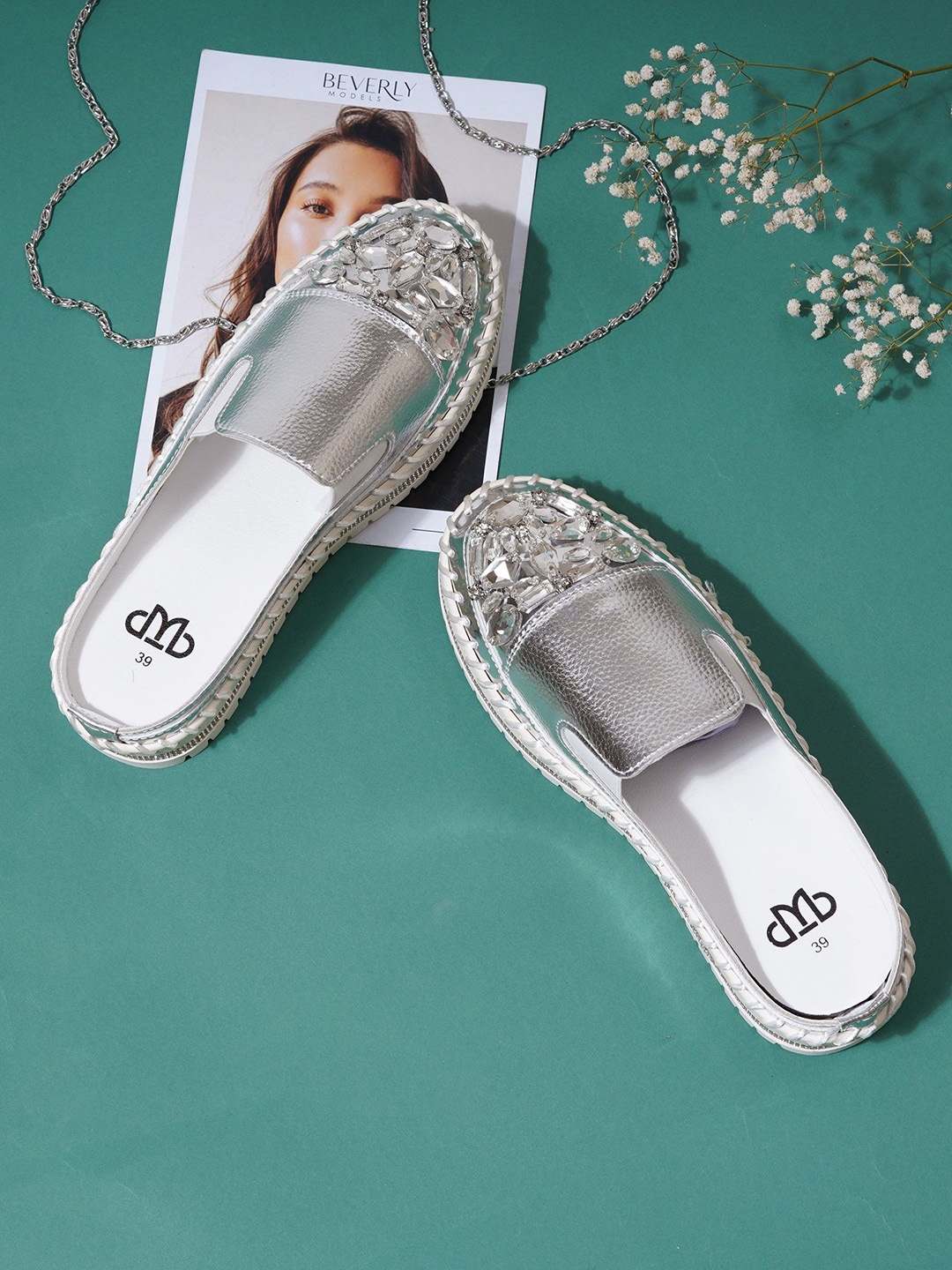 

THE WHITE POLE Women Round Toe Lightweight Loafers, Silver