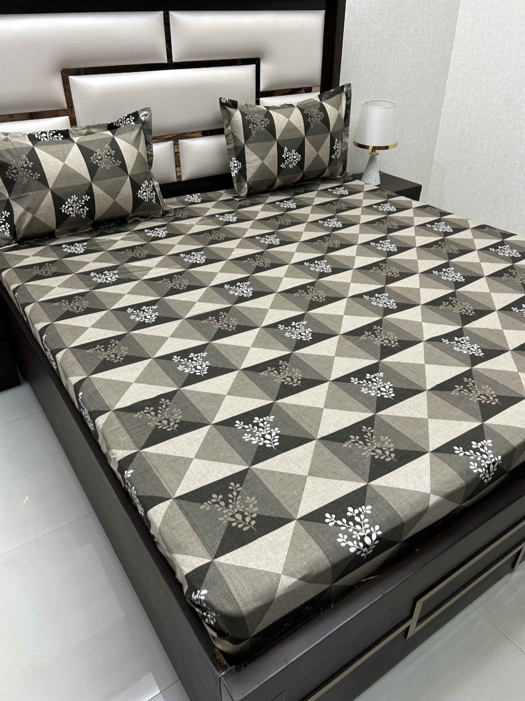 

Pure Decor Velar Sib Brown Geometric 400 TC Pure Cotton King Bedsheet With 2 Pillow Covers