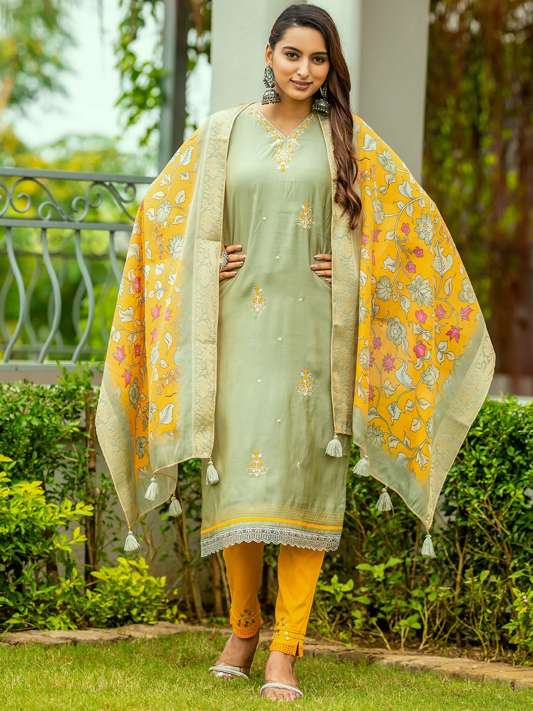 

MITTOO Ethnic Motifs Embroidered Thread Work Straight Kurta with Trousers & With Dupatta, Sea green