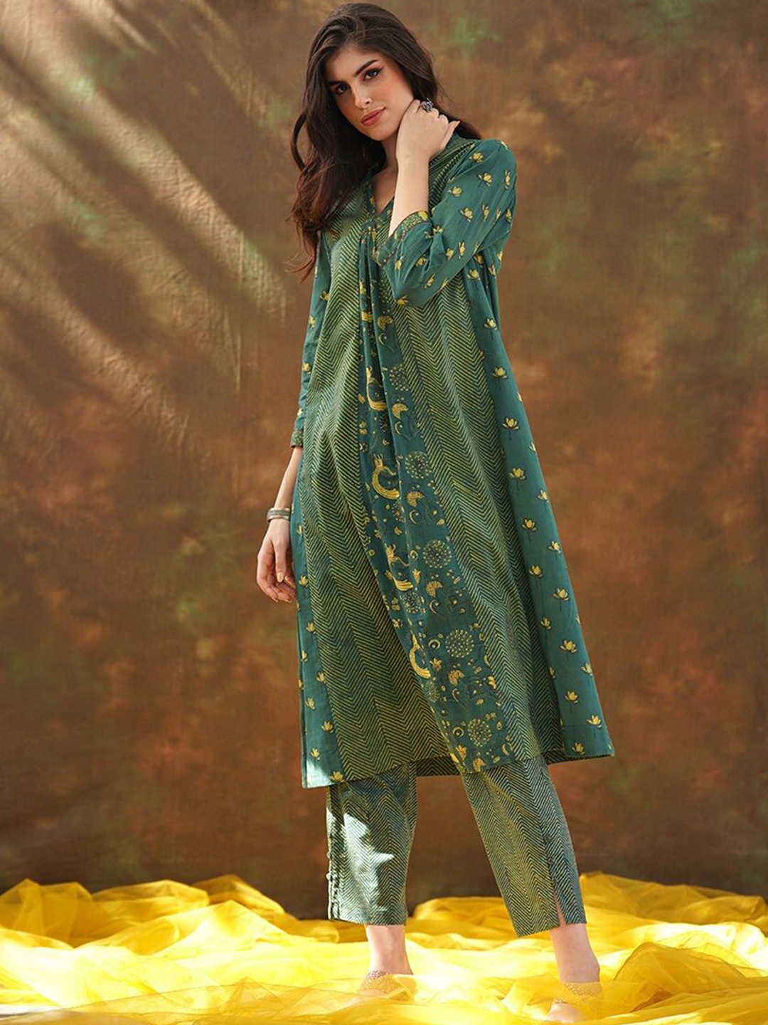 

JAYPORE Floral Printed V Neck Cotton A Line Kurta, Green