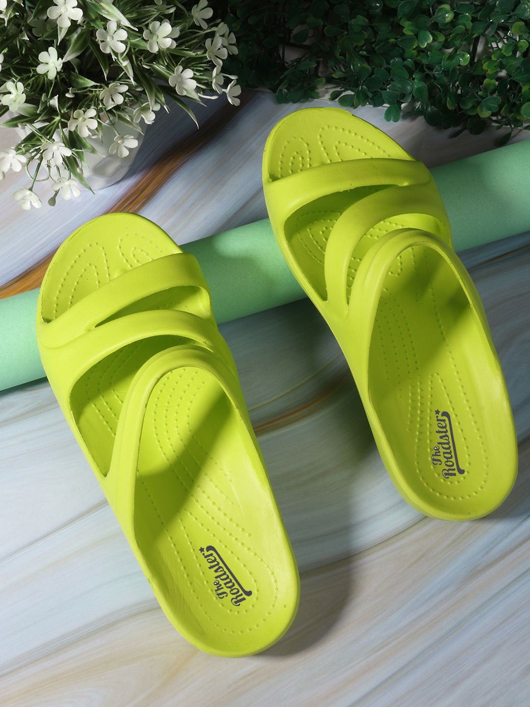 

Roadster Women Solid Sliders, Green
