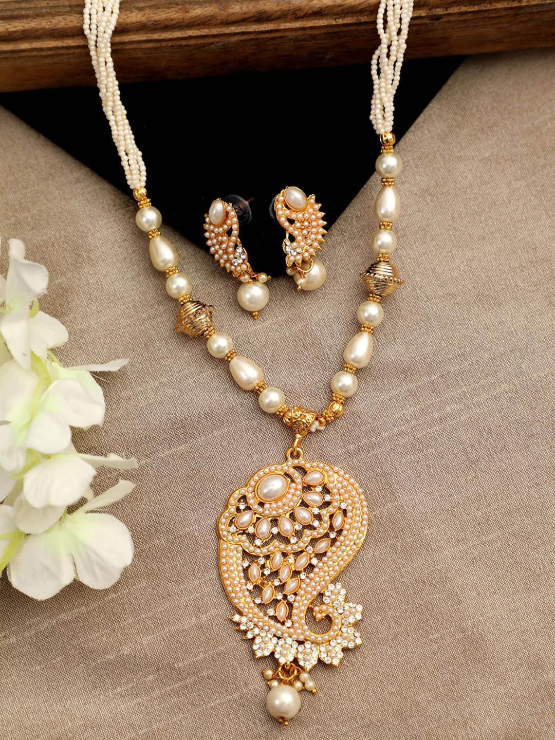 

ANIKAS CREATION Gold-Plated Stone-Studded & Pearl Beaded Jewellery Set